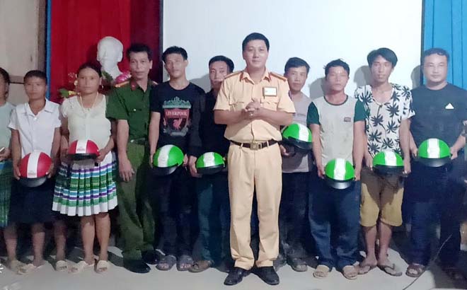 Đội Cảnh sát giao thông -trật tự, Công an huyện Trấn Yên trao 30 mũ bảo hiểm cho nhân dân trên địa bàn thôn Khe Tiến, xã Hồng Ca, huyện Trấn Yên